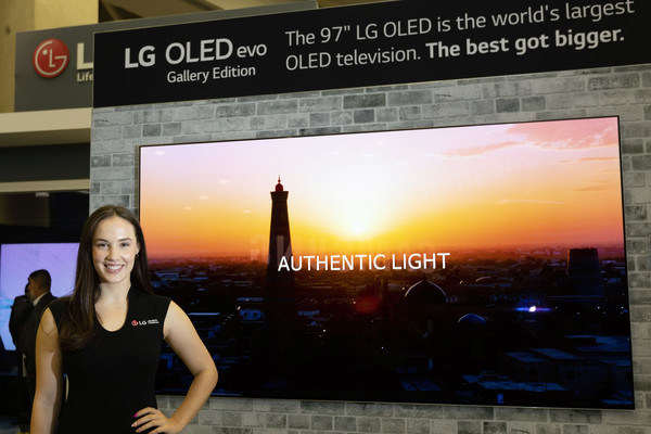 LG전자가 미국 댈러스에서 열린 영상가전 전시회 CEDIA 2022에 참가해 혁신 TV 신제품을 대거 소개했다. LG전자 모델이 최근 북미 시장에 출시된 97형 올레드 TV를 소개하고 있다. [사진=LG전자 제공]