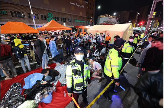 지난 29일 발생한 서울 용산구 이태원 핼러윈 인명사고에서 구조된 부상자들이 현장 인근에서 치료를 받고 있다. [사진=연합뉴스 제공]
