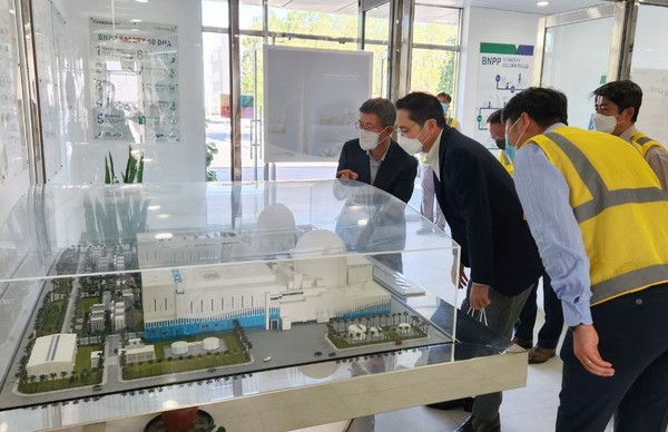 이재용 회장이 삼성물산 참여하는 UAE 바라카 원전 프로젝트 건설 현장에서 모형도를 보며 설명을 듣고있다.[사진=삼성전자 제공]