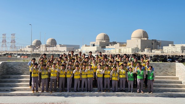  아랍에미리트 아부다비 알 다프라 주에 위치한 바라카 원자력 발전소 건설현장에서 이재용 회장과 임직원들 [사진=삼성전자 제공]