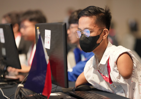 LG전자가 개최한 '2023 GITC' 본선에서 필리핀 참가자가 과제를 수행하는 모습. [사진=LG전자 제공]