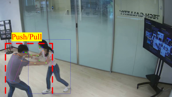 SKT AI 기술을 활용하면 발차기·주먹질·밀고당기기·쓰러짐·머리 때리기(자해)·드러눕기·달리기·배회하기·점프 등 총 9가지 도전적 행동을 인지해낼 수 있다. 이미지는 연구원이 CCTV 앞에서 밀고 당기는 모습과 머리를 때리는 모습을 AI가 인지한 화면. [사진=SK텔레콤 제공]