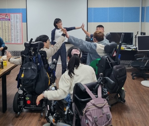 방음시설이 설치된 실내 공간에서 장애인 학생들이 교육활동을 하고 있다.[사진=우미건설 제공]