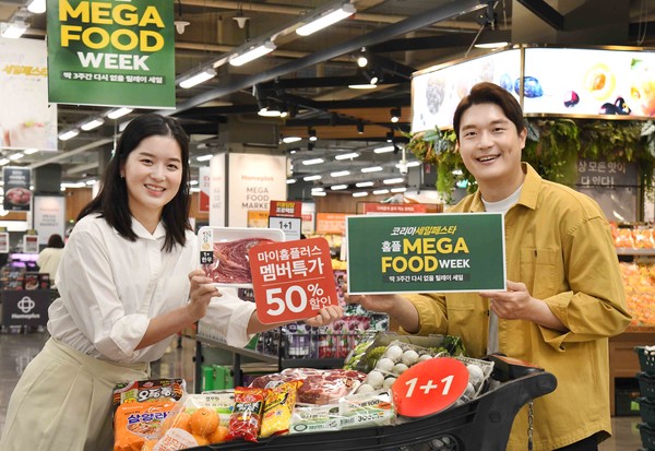 모델들이 15일 서울 등촌동 ‘홈플러스 메가푸드마켓’ 강서점에서 ‘홈플 메가푸드위크’ 2주차 행사를 소개하고 있다. [사진=홈플러스 제공]