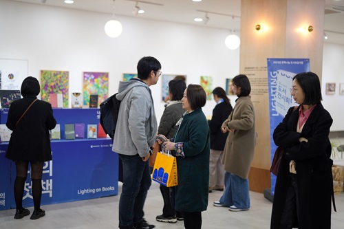 서울생활문화센터 서교스퀘어에서 고객들이 작품을 관람하고 있는 모습. [사진=한국문화예술위원회 제공]