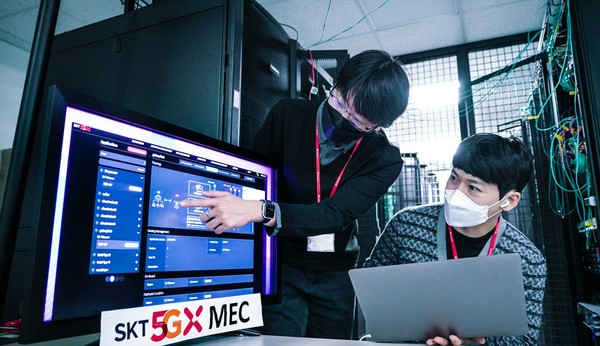SK텔레콤 5G MEC 개발 담당 연구원들이 SK텔레콤 분당사옥 테스트베드에서 5G MEC 기술을 연구하고 있다. [사진= SKT 제공]