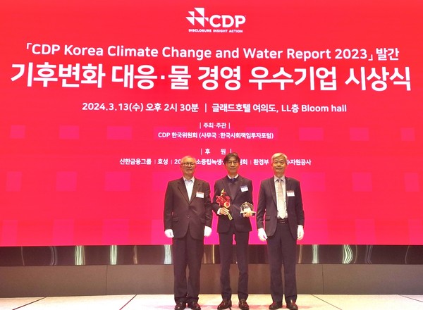 포스코이앤씨가 ‘2023 CDP Korea Awards’에서 `탄소경영 섹터 아너스 상`을 수상했다. (사진 왼쪽부터) CDP한국위원회 양춘승 부위원장, 포스코이앤씨 박철호 기업시민사무국장, CDP 한국위원회 장지인 위원장 [사진=포스코이앤씨 제공]