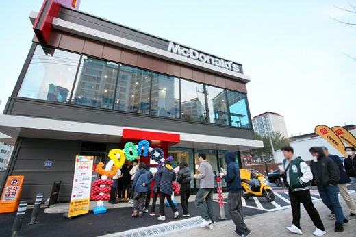 고객들이 22일 맥도날드 ‘안동DT점’의 정식 오픈 시간에 맞춰 매장에 입장하고 있다. [사진=맥도날드코리아 제공]
