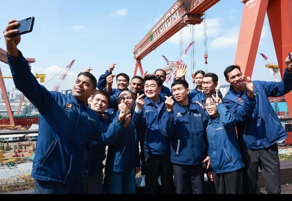 권오갑 HD현대 회장이 외국인 근로자들과 기념 촬영을 하는 모습 [사진=HD현대 제공]