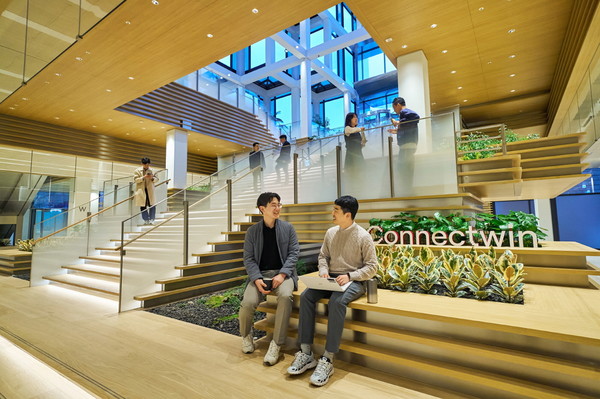LG 직원들이 LG트윈타워 저층부 공용공간 ‘커넥트윈’에서 대화를 나누고 있다.[사진=LG 제공]