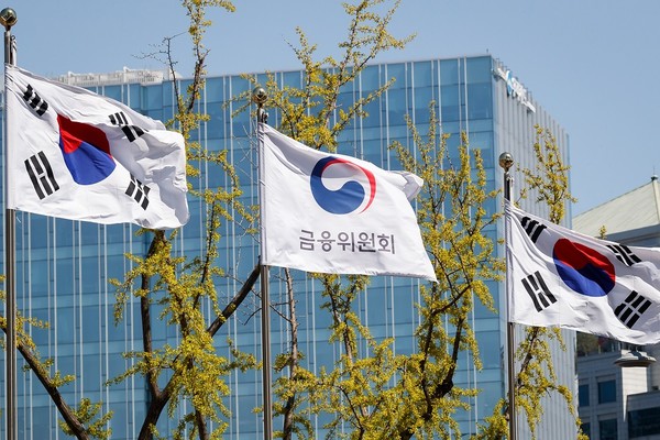 태극기와 금융위원회 깃발이 펄럭이고 있다. [사진=금융위원회]
