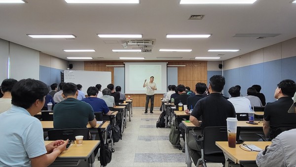 협력사 안전관리자들이 전문화교육을 경청하고 있다.[사진=한화 건설부문 제공]