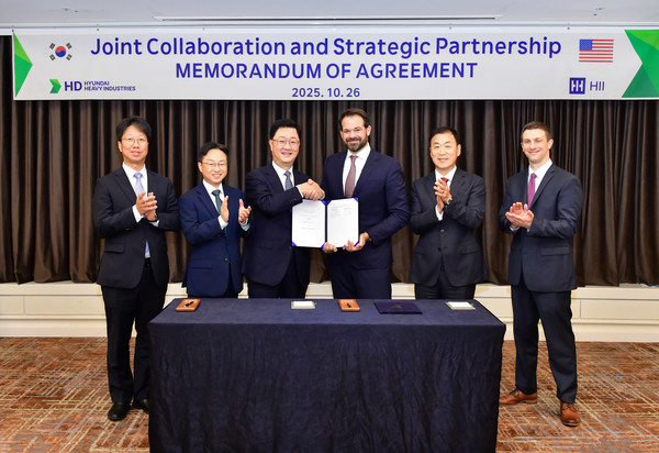 주원호 HD현대중공업 특수선사업부 사장과 에릭 츄닝 헌팅턴 잉걸스 전략 개발 총괄 부사장(사진 왼쪽에서 세번째와 네번째)이 참석한 가운데 '상선 및 군함 건조 협력에 관한 합의 각서(MOA)'를 체결하는 장면 [사진=HD현대 제공]