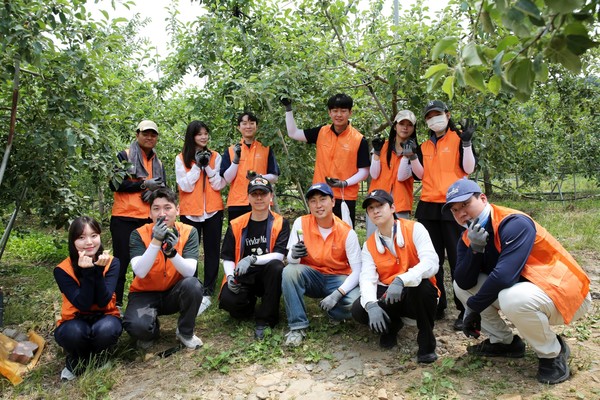 ㈜한화 경기 연천 사과농가 봉사활동. [사진=㈜한화 제공]