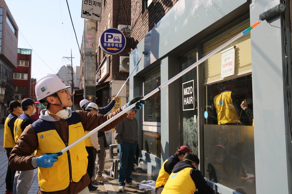 ㈜한화 건설부문은 지난 17일부터 20일까지 서울특별시 기술교육원 및 서울시 중구청과 ‘소상공인 노후점포 환경개선’ 활동을 진행했다. [사진= ㈜한화 제공]