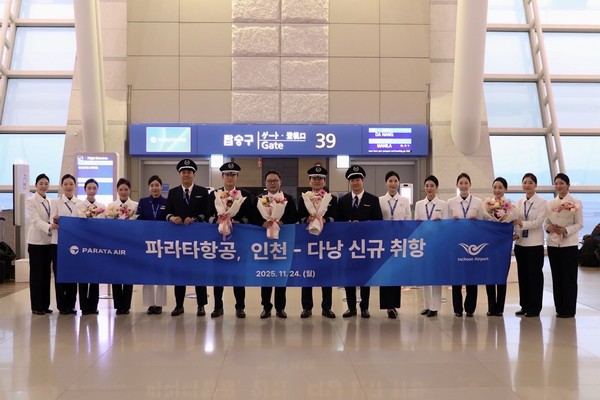 지난 24일 인천국제공항에서 진행된 파라타항공 인천-베트남 다낭  신규취항식에서  윤철민 대표이사(왼쪽에서 8번째)와 임직원들이 기념 촬영을 하고 있다. [사진=파라타항공 제공]