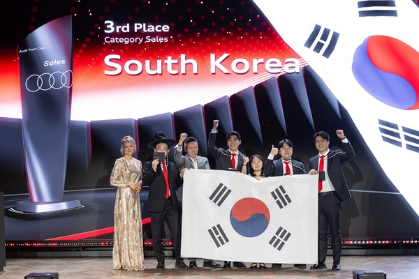 아우디 트윜컵 월드파이널 세일즈 부문 3위 기념 촬영 장면 [사진=아우디코리아 제공]