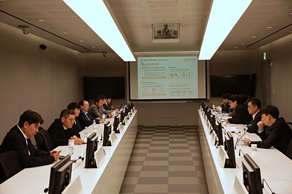 ㈜한화 건설부문 안전보건기획팀 정대웅 팀장이 노동안전 관리방안에 대해 설명하고 있다.[사진=한화 건설부문 제공]