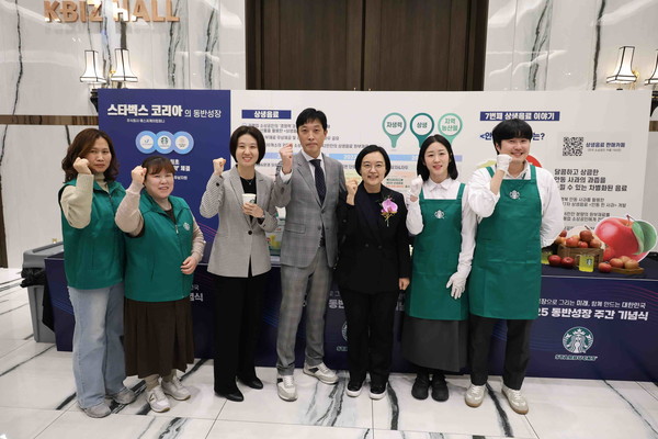 스타벅스, 동반성장 단체부분 국무총리표창 수상(사진 오른쪽 3번째부터 중소벤처기업부 한성숙 장관, 전국카페사장협동조합 고장수 이사장, 스타벅스 코리아 김지영 ESG팀장)[사진=스타벅스 제공]