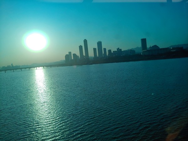 서울 여의도와 한강 위로 해가 뜨고 있는 모습 [사진=라이센스뉴스]